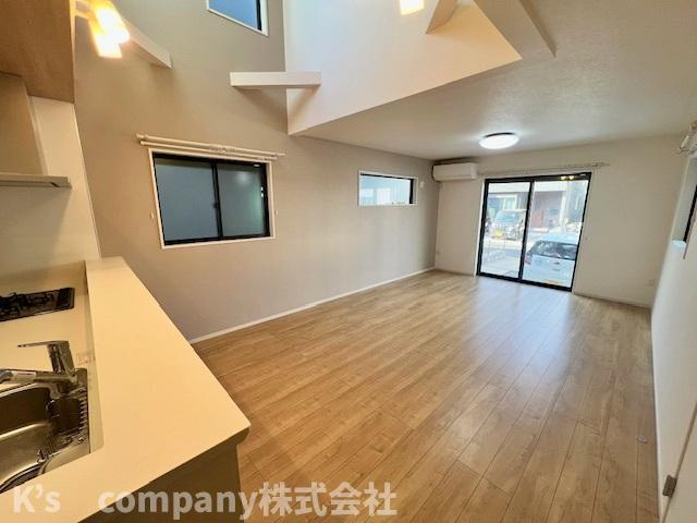 ●高座郡寒川町一之宮3丁目　中古戸建◎の居間・リビング|小さいお子様のいるご家庭は、お子さまを見守りながらお料理ができます◇