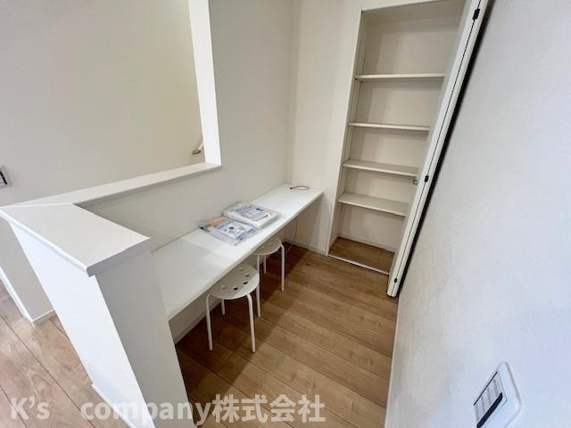 ●高座郡寒川町一之宮3丁目　中古戸建◎の内装|カウンター付き◇◇お子様がお勉強をしたり、アイロンがけをしたりと自由自在にお使いいただけます☆