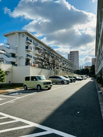松が丘住宅14号棟の駐車場