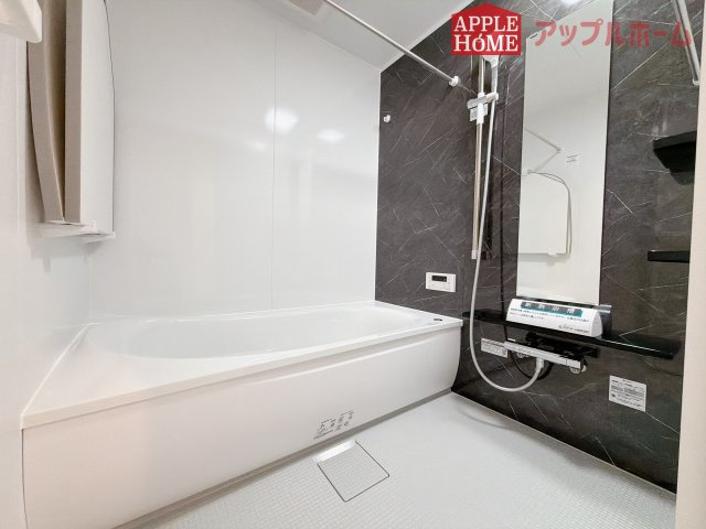 [新築住宅] 羽生市北 3期 全3棟の浴室|ゆったり寛げる1坪タイプのシステムバス。足を伸ばしてゆっくりとくつろげます。お子様と一緒に入ってもゆとりがありますね♪便利な浴室乾燥機付き！