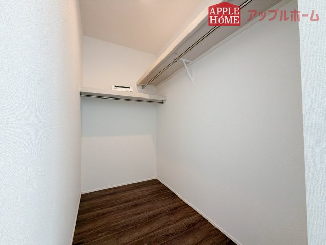 [新築住宅] 羽生市北 3期 全3棟の収納|お洋服を大切にされる方に大変喜ばれる、ウォークインクローゼット。お洋服以外にも掃除機やスーツケースなどを一箇所に集約できるのは魅力ですね！扉が一箇所ですので、お部屋の見た目にもスッキリ！