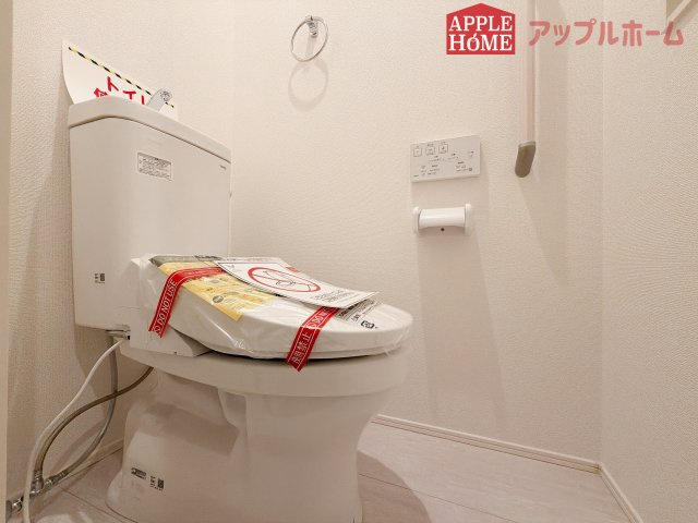 [新築住宅] 羽生市北 3期 全3棟のトイレ|白を基調とした清潔感のある明るい空間。温水洗浄便座付きで、毎日快適・清潔に使用できます。操作しやすい壁面リモコンを採用しています。