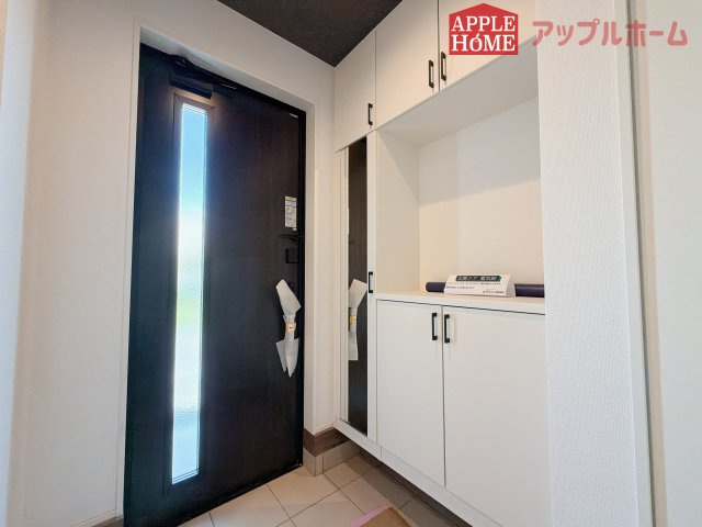 [新築住宅] 羽生市北 3期 全3棟の玄関|上下棚にたっぷり靴を収納できます。「ただいま」と玄関を開けた瞬間から、奥に広がる空間を明るい室内を感じられますね♪