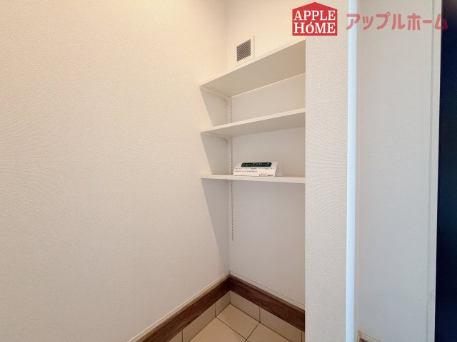 [新築住宅] 羽生市北 3期 全3棟の玄関|ご家族皆様の靴やお手入れ用品を収納できる収納棚を設置！お家に出会う人々を迎える玄関だからこそ、常に整理整頓しておきたいですね♪