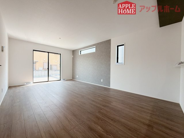[新築住宅] 羽生市北 3期 全3棟の居間・リビング|窓から差し込む光で家族を温かく包み込みます。明るいリビングで子育てする喜びを☆いつでも見学可能です！