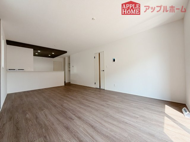 [新築住宅] 羽生市北 3期 全3棟の居間・リビング|広々リビング×対面キッチンで家族の会話も弾みます♪家族団らんの秘訣は間取りにあり☆夢のマイホームを一緒に叶えましょう！