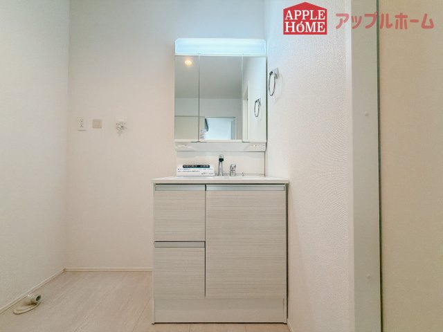[新築住宅] 羽生市北 3期 全3棟の独立洗面台|三面鏡付きの洗面化粧台ですので、たっぷりと収納いただけます。白を基調とした清潔感のある快適空間です。毎日の身支度も気持ち良くお使い頂けます！！