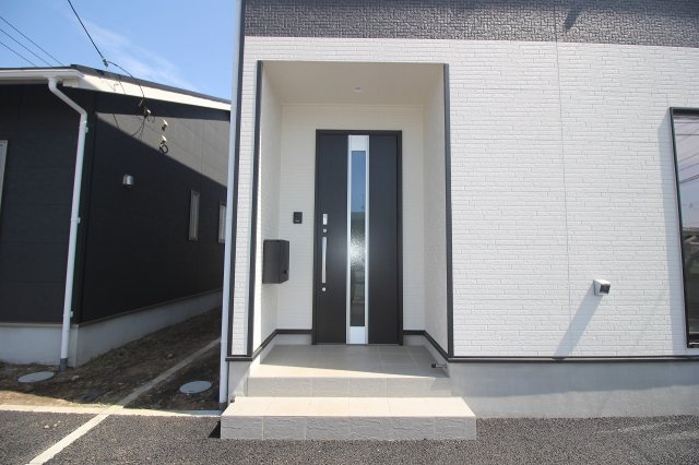 小山市東間々田2丁目　第7　2号棟の玄関|屋根付き玄関なので、雨の日の荷物の出し入れも安心！落ち着いた色合いで外観のアクセントにもなっています。