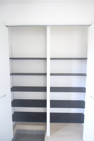 小山市東間々田2丁目　第7　2号棟の玄関|大容量の玄関収納付き！ご家族分の靴はもちろん、季節物や小物も整理しやすく玄関がきれいに片付きます。