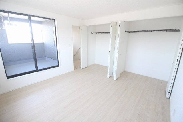 小山市東間々田2丁目　第7　2号棟の寝室|バルコニーへそのまま出入り可能！朝の換気やお布団干しもスムーズにできます。