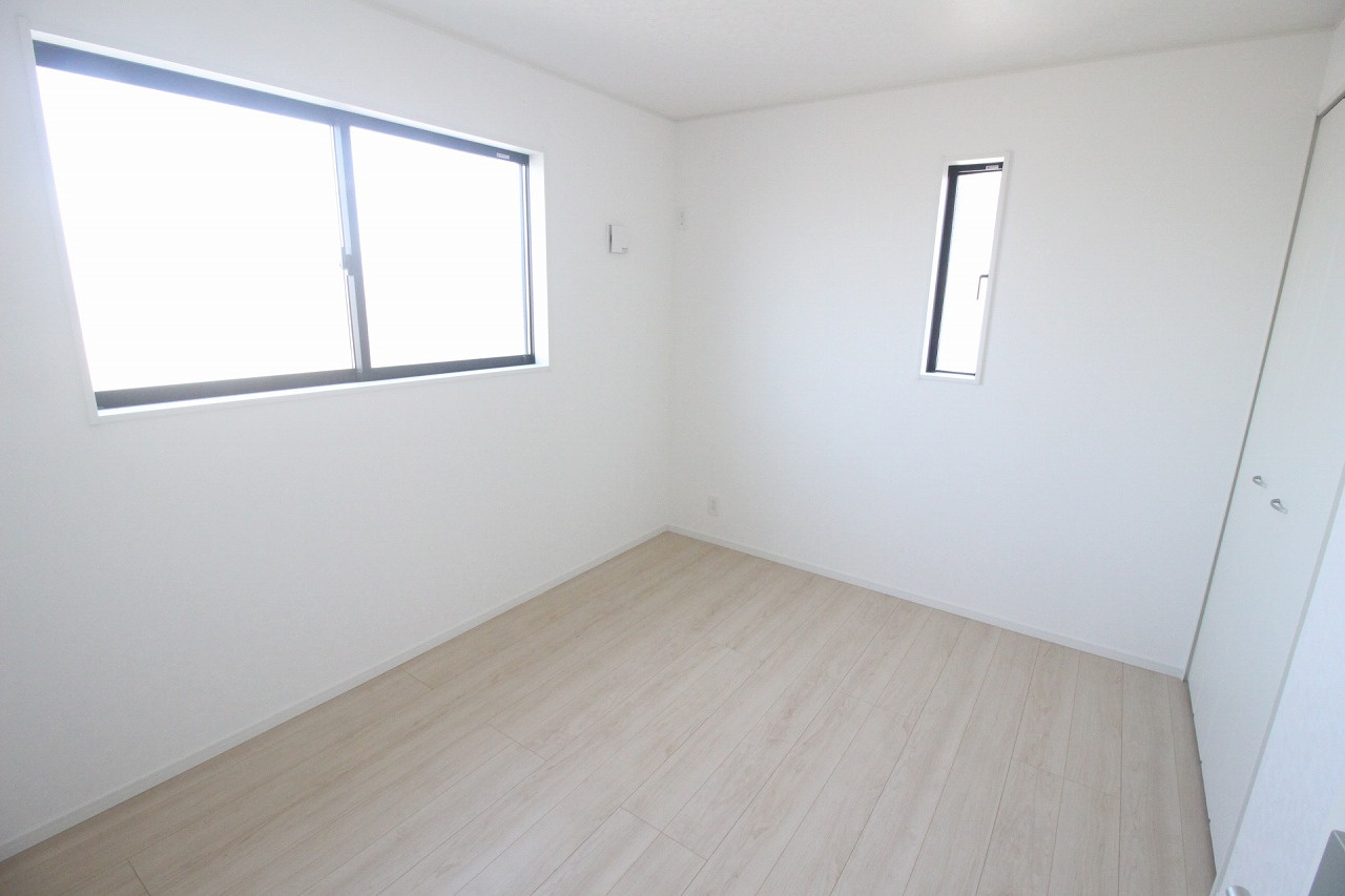 小山市東間々田2丁目　第7　2号棟の子供部屋|2階北側5.2帖洋室は子ども部屋にちょうど良いサイズ感！勉強机やベッドも配置しやすいシンプルな間取りです。