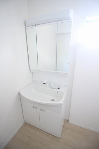 小山市東間々田2丁目　第7　2号棟の独立洗面台|三面鏡タイプの洗面化粧台を採用！朝の身支度もスムーズにでき、鏡裏収納で細かな日用品もすっきり片付きます。