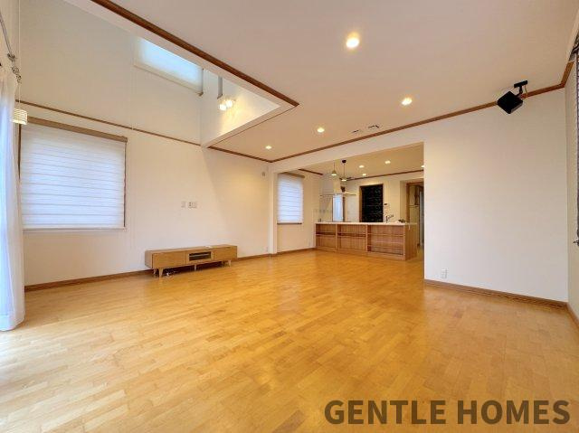 南区多賀１丁目戸建ての居間・リビング|広々としており吹き抜けもあるため開放的なリビングです◎