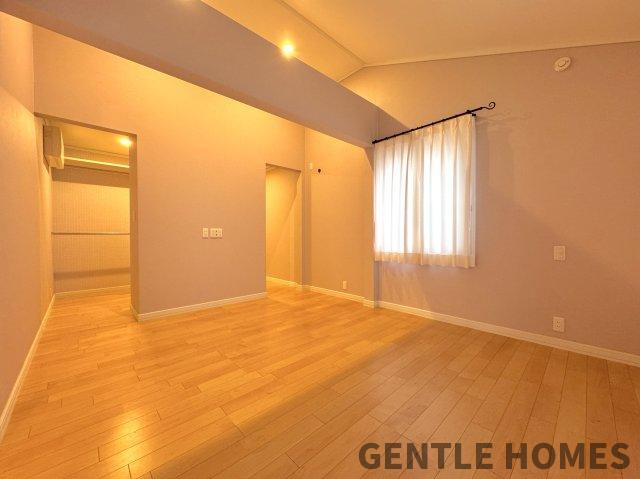 南区多賀１丁目戸建ての洋室|主寝室は広々としておりウォークインクローゼットの回遊は使い勝手もいいです◎