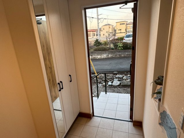 上福岡　新築一戸建ての玄関|収納もある玄関です