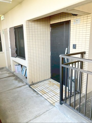 東峰マンション香住ヶ丘の玄関|ダブルロック仕様の玄関ドアで防犯性アップです！