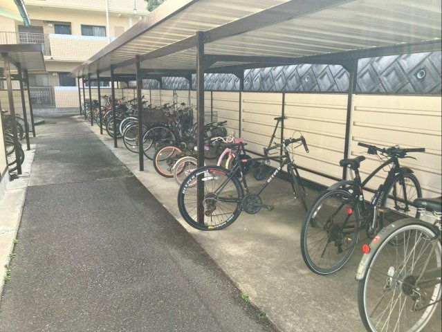 東峰マンション香住ヶ丘のその他共用部分|サイクルポート付き駐輪場！綺麗に管理されていますね！