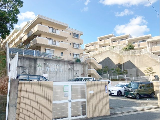 東峰マンション香住ヶ丘の外観|高低差を活かした開放感のある外観！