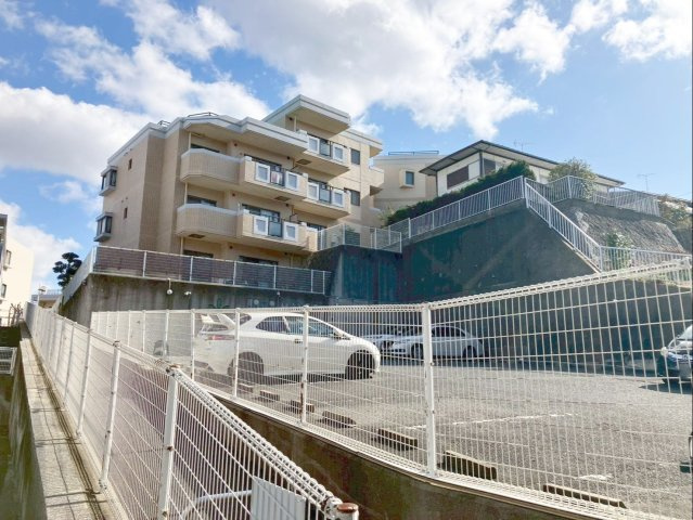 東峰マンション香住ヶ丘の外観|高低差を活かした開放感のある外観！