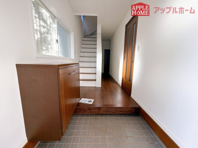 さいたま市緑区三室　中古戸建の玄関|玄関には下駄箱収納あり