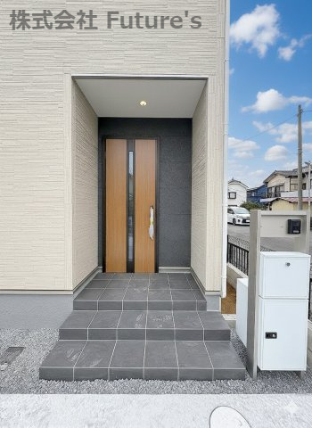 三郷市彦糸1丁目　新築戸建　全5棟　1号棟のエントランス|不在時に便利な宅配BOX完備