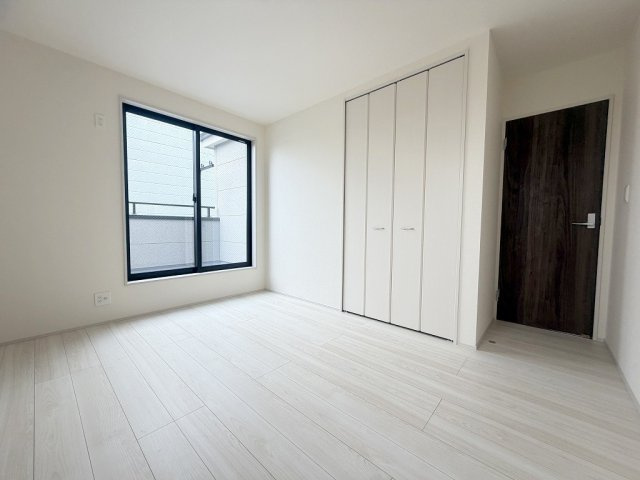 三郷市彦糸1丁目　新築戸建　全5棟　5号棟の洋室|バルコニーに面した明るい洋室6.5帖・主寝室としていかがでしょう