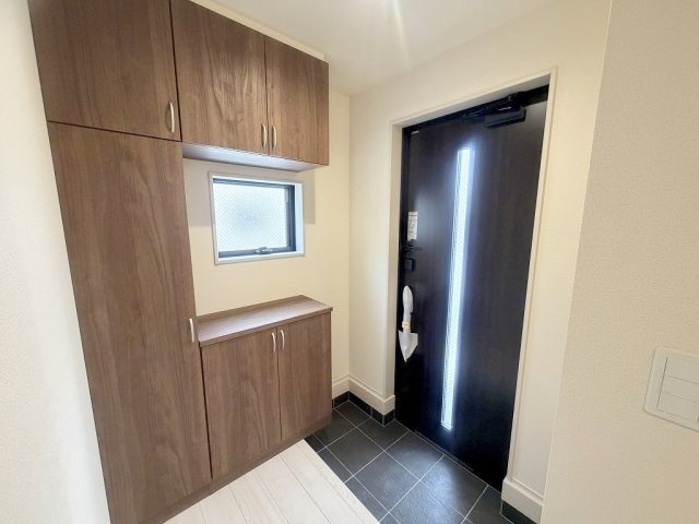 三郷市彦糸1丁目　新築戸建　全5棟　5号棟の玄関|カウンター部分にはお好きなインテリアが飾れます