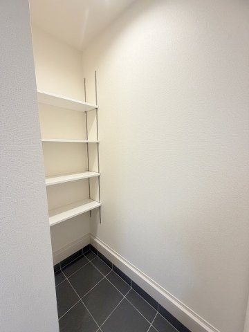 三郷市彦糸1丁目　新築戸建　全5棟　5号棟の玄関|アウトドア用品やベビーカー置きに便利な土間収納