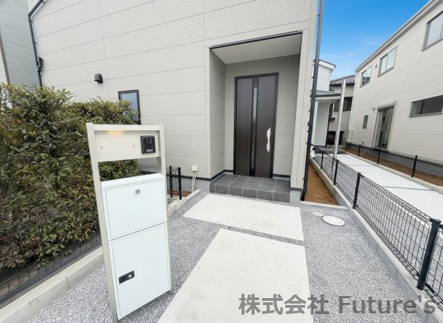 三郷市彦糸1丁目　新築戸建　全5棟　5号棟のエントランス|不在時に便利な宅配BOX完備