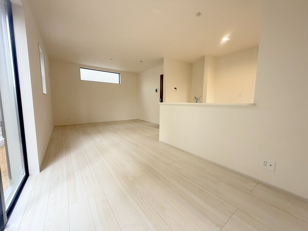 三郷市彦糸1丁目　新築戸建　全5棟　5号棟の居間・リビング|家族団らんで過ごすリビングは16帖の広さを確保