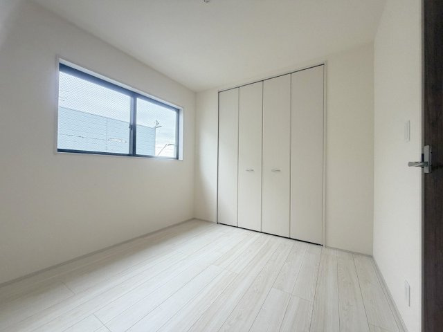 三郷市彦糸1丁目　新築戸建　全5棟　5号棟の洋室|クローゼット付きの洋室5.01帖・子供部屋としていかがでしょう