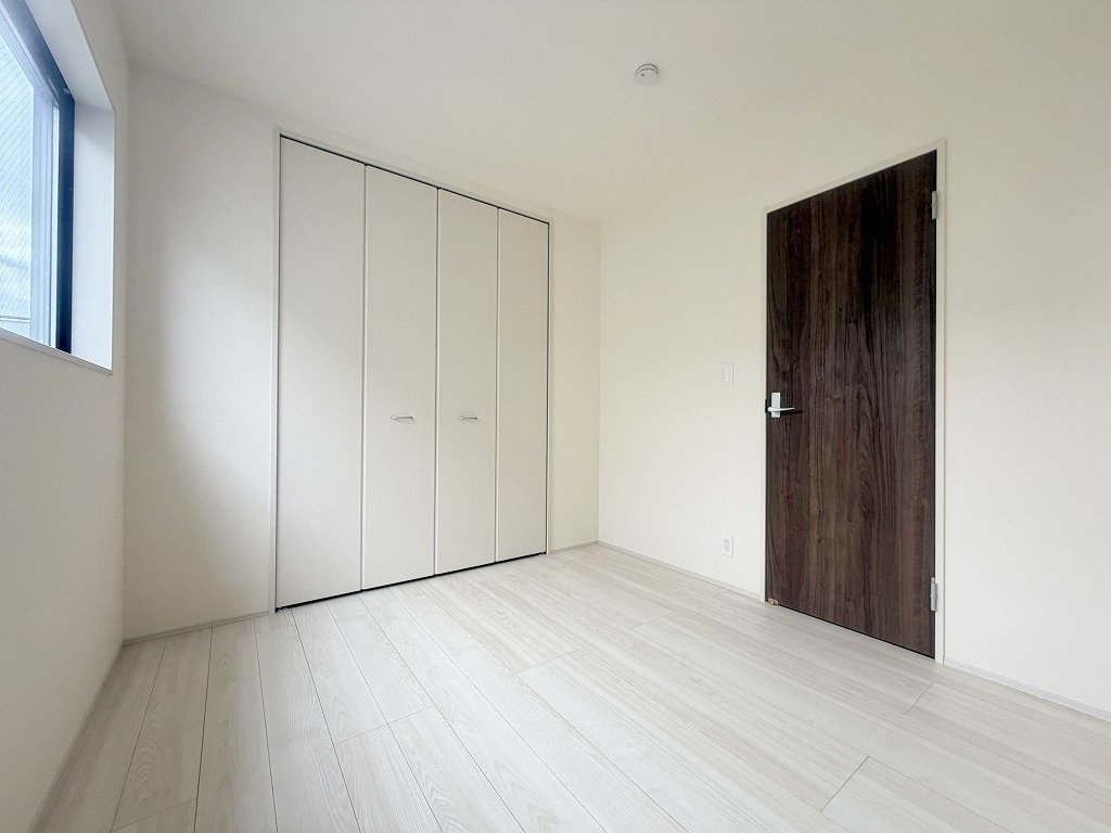 三郷市彦糸1丁目　新築戸建　全5棟　5号棟の洋室|クローゼット付きの洋室5.01帖・子供部屋としていかがでしょう