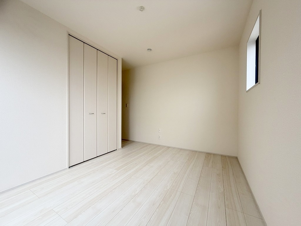 三郷市彦糸1丁目　新築戸建　全5棟　5号棟の洋室|全居室に収納付きでお部屋がスッキリ片付きます