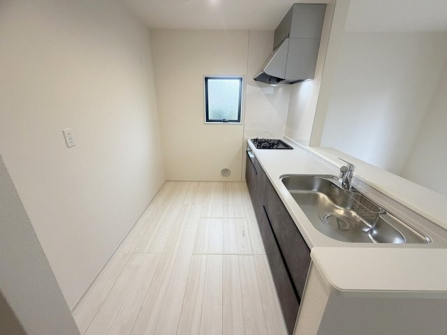 三郷市彦糸1丁目　新築戸建　全5棟　5号棟のキッチン|二人並んでもゆとりのあるキッチンです