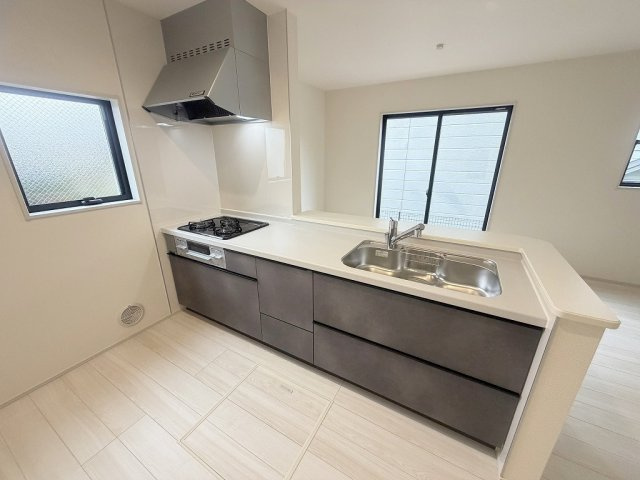 三郷市彦糸1丁目　新築戸建　全5棟　5号棟のキッチン|システムキッチンでお料理も楽しめます