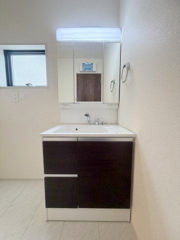 三郷市彦糸1丁目　新築戸建　全5棟　5号棟の独立洗面台|三面鏡付きシャワードレッサーで朝の準備も快適