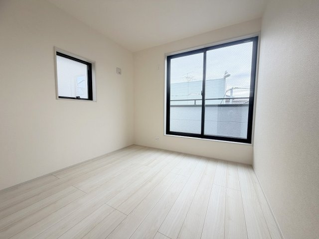 三郷市彦糸1丁目　新築戸建　全5棟　4号棟の洋室|バルコニーに面した明るい洋室5.25帖