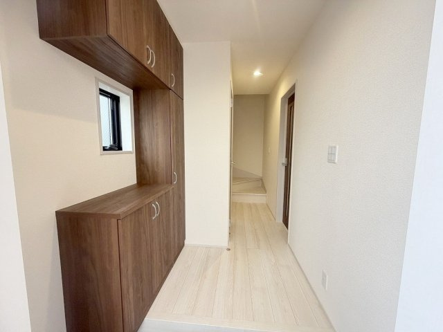 三郷市彦糸1丁目　新築戸建　全5棟　4号棟の玄関|玄関から見た室内写真です