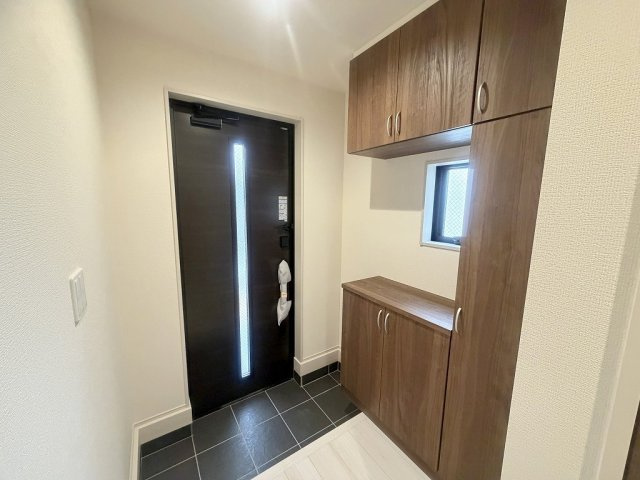 三郷市彦糸1丁目　新築戸建　全5棟　4号棟の玄関|カウンター部分にはお好きなインテリアが飾れます