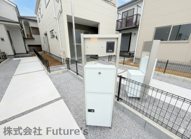 三郷市彦糸1丁目　新築戸建　全5棟　4号棟のエントランス|不在時に便利な宅配BOX