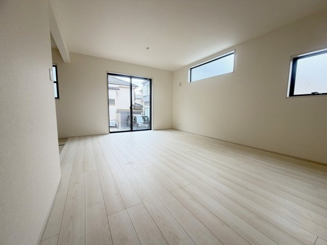 三郷市彦糸1丁目　新築戸建　全5棟　4号棟の居間・リビング|ソファやダイニングセットを置いてもゆとりのある16帖のリビング