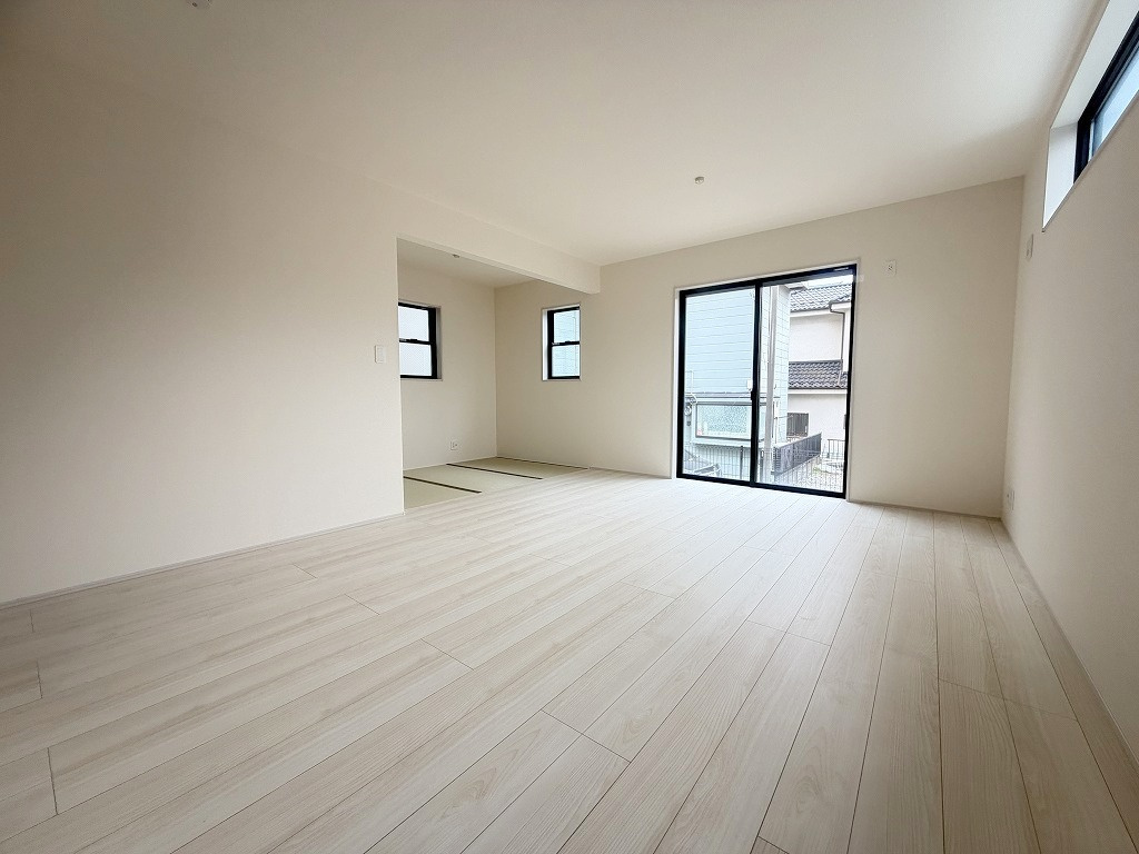 三郷市彦糸1丁目　新築戸建　全5棟　4号棟の居間・リビング|リビング横にはマルチに使える畳コーナーがあります