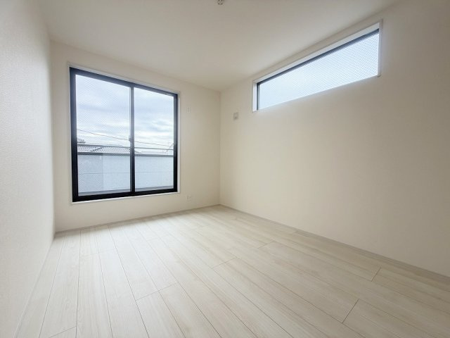 三郷市彦糸1丁目　新築戸建　全5棟　4号棟の洋室|バルコニーに面した明るい洋室6帖・主寝室としていかがでしょう
