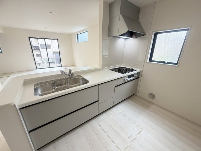 三郷市彦糸1丁目　新築戸建　全5棟　4号棟のキッチン|リビング全体が見渡せる対面システムキッチン