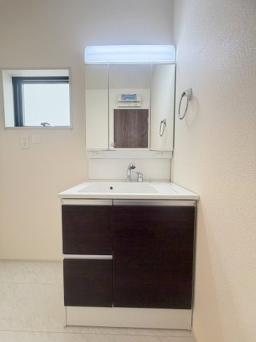 三郷市彦糸1丁目　新築戸建　全5棟　4号棟の独立洗面台|三面鏡ドレッサーで朝の準備も快適