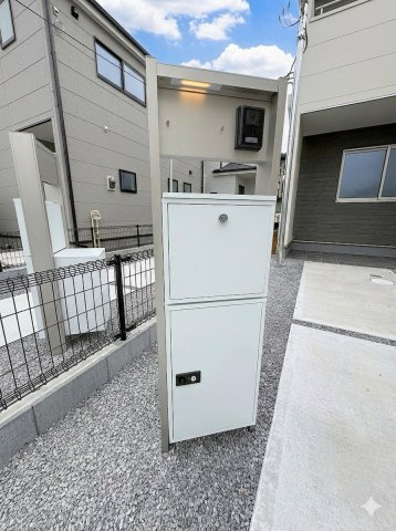 三郷市彦糸1丁目　新築戸建　全5棟　3号棟のエントランス|不在時に便利な宅配BOX完備