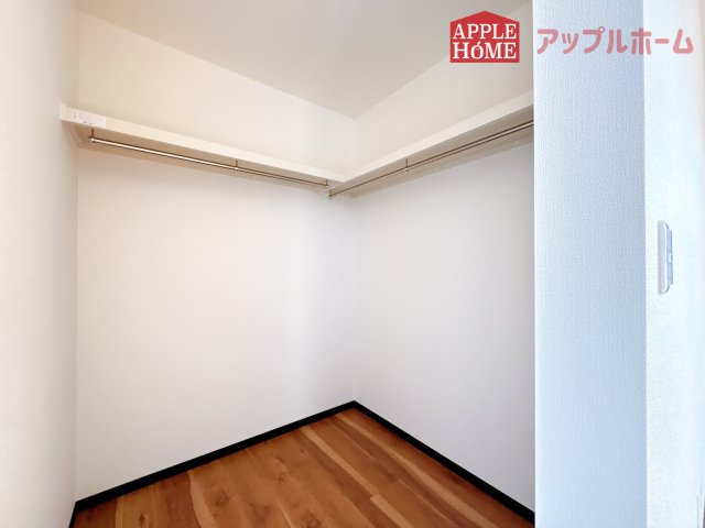 【新築住宅】東松山市本町 第4期 全1棟の収納|お洋服を大切にされる方に大変喜ばれる、ウォークインクローゼット。お洋服以外にも掃除機やスーツケースなどを一箇所に集約できるのは魅力ですね！扉が一箇所ですので、お部屋の見た目にもスッキリ！