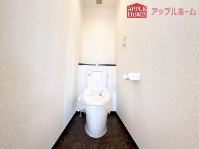 【新築住宅】東松山市本町 第4期 全1棟のトイレ|白を基調とした清潔感のある明るい空間。温水洗浄便座付きで、毎日快適・清潔に使用できます。操作しやすい壁面リモコンを採用しています。