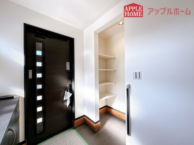 【新築住宅】東松山市本町 第4期 全1棟の収納|明るく清潔感のある玄関でお客様を迎えるスペースをパッと明るい印象に！大容量の収納力で大家族の履物もすっきり収納できます♪