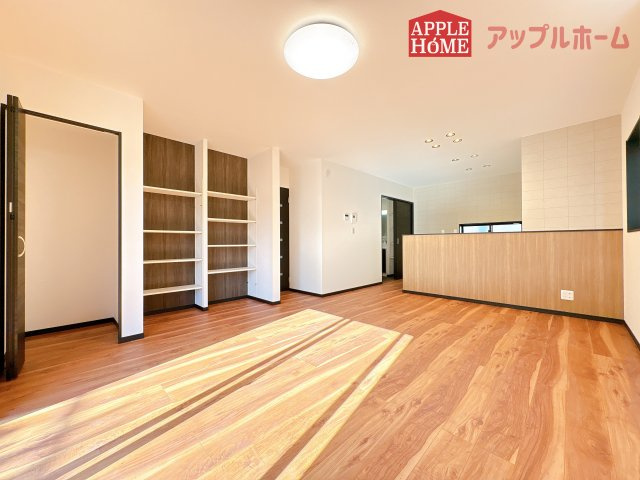 【新築住宅】東松山市本町 第4期 全1棟の居間・リビング|広々リビング×対面キッチンで家族の会話も弾みます♪家族団らんの秘訣は間取りにあり☆夢のマイホームを一緒に叶えましょう！